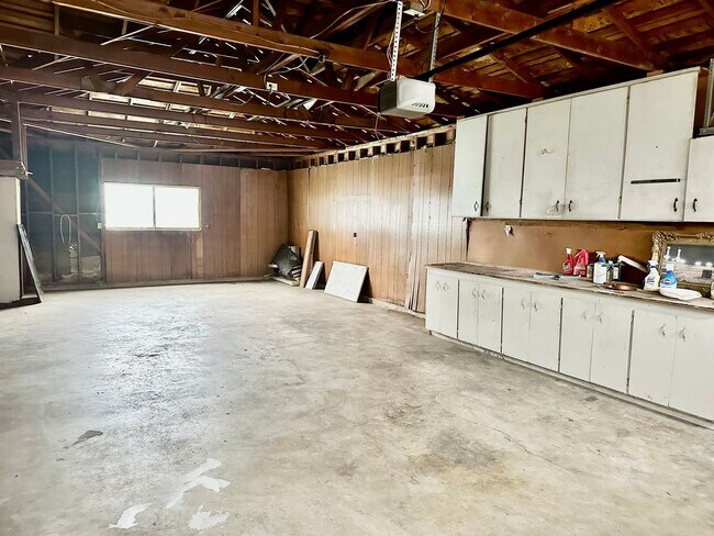 Building Photo - Spacious North Fresno 4/3 with Pool