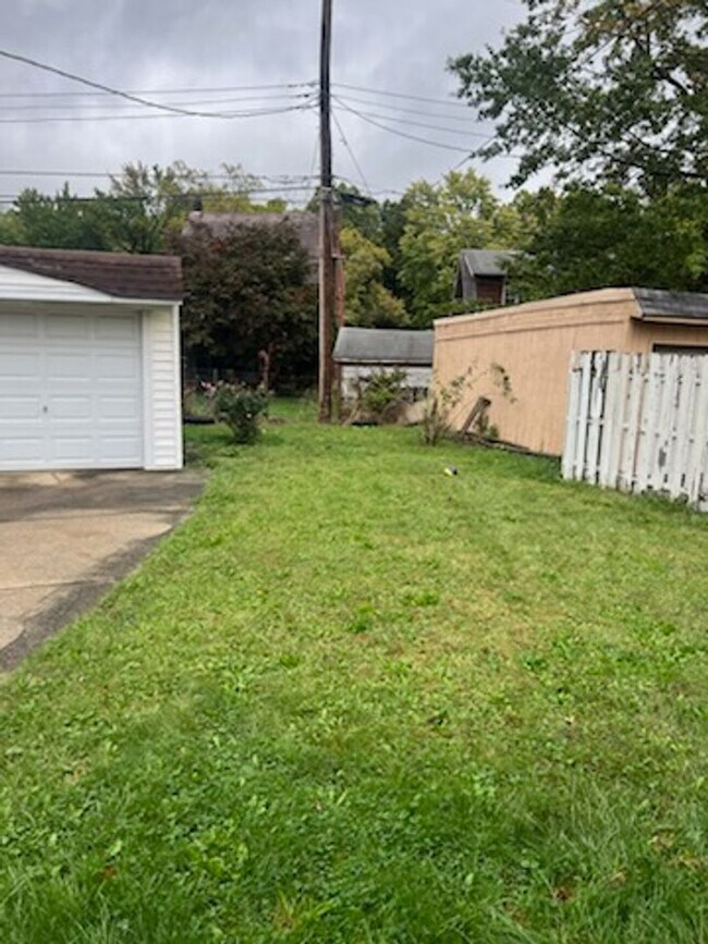 Building Photo - Spacious 3-Bedroom, 2-Bath Bungalow with G...