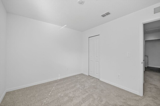 Building Photo - Brand New 6-Bed Available Now!