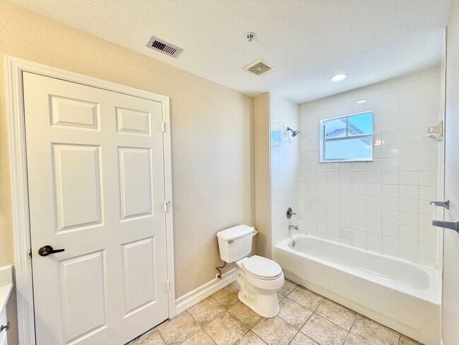 Building Photo - ** FAIRWAY PRESERVE ** 3 BED / 2 BATH CONDO - PET OK! - NORTH NAPLES - ANNUAL RENTAL