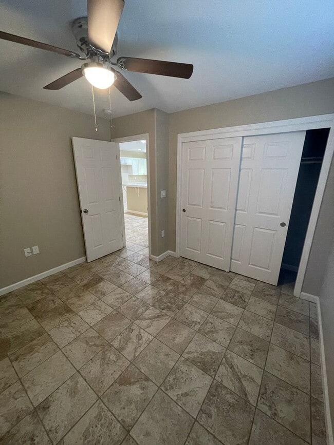 Building Photo - 354 1/2 S. G ST- 3 BEDROOM 1 BATH- EXETER