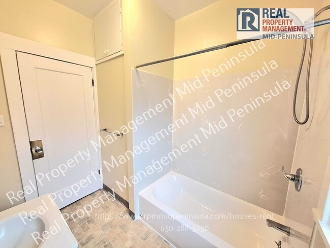 Building Photo - Quiet 1 Bedroom / 1 Bathroom on Top Floor ...