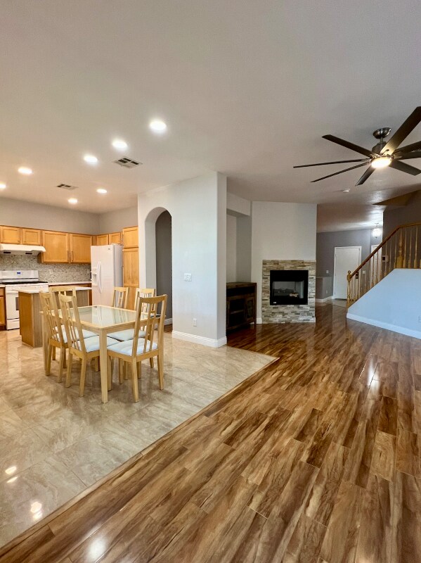 Building Photo - 3942 Villeroy Ave