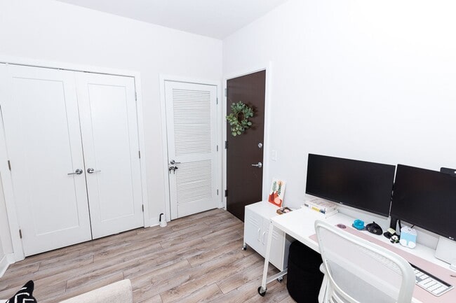 Building Photo - Spacious PENTHOUSE unit has it all! Light filled 1BR/1BA + DEN condo