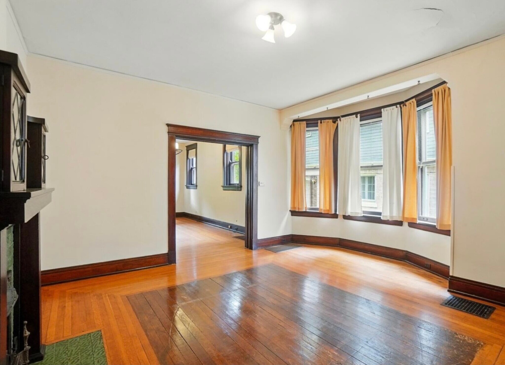 large bay windows at dining room - 513 Howell Ave