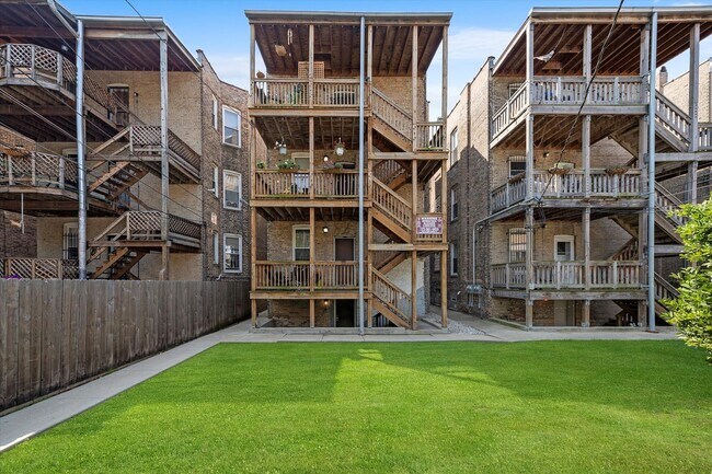Building Photo - 3106 W Fullerton Ave