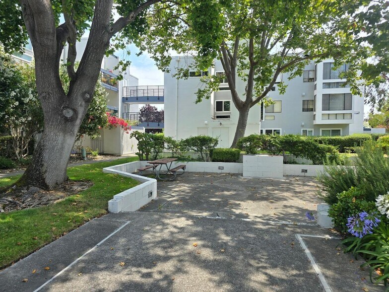 Building Photo - 1033 Shell Blvd