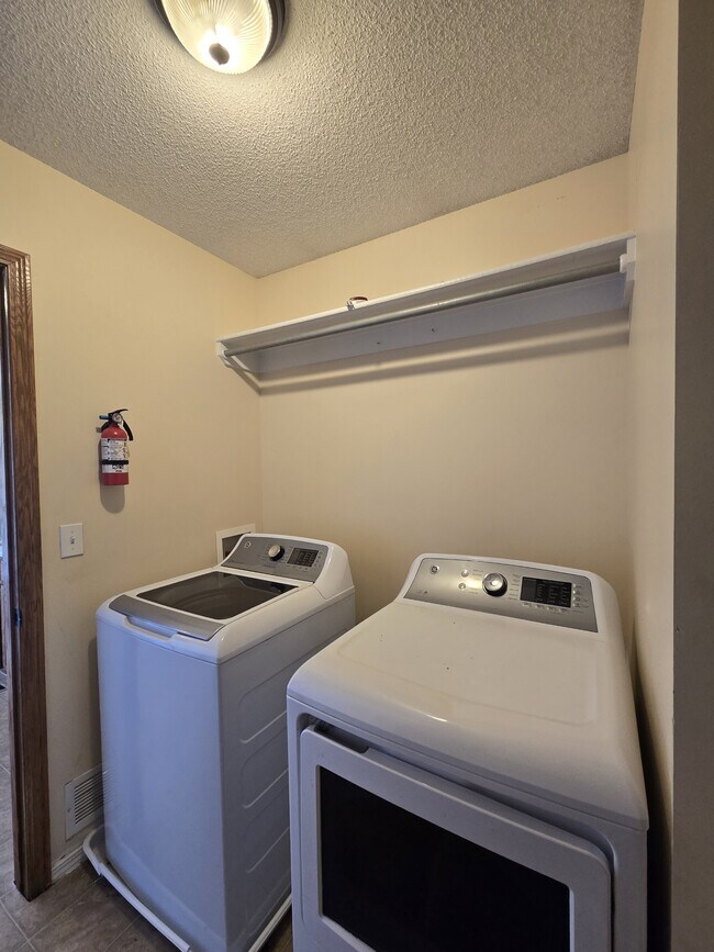 Building Photo - 4462 S Elizabeth Ave