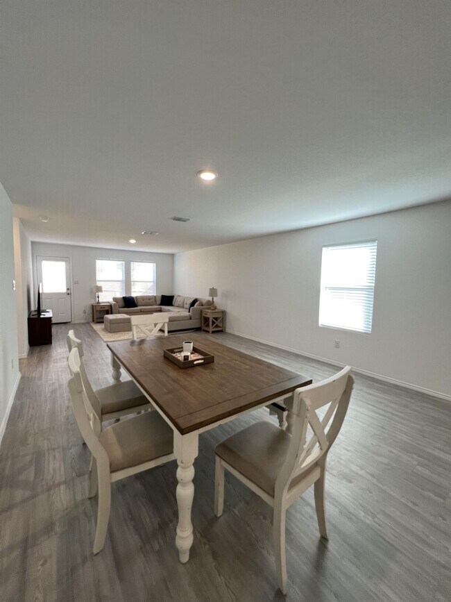 Building Photo - 8523 Grosbeak Cv