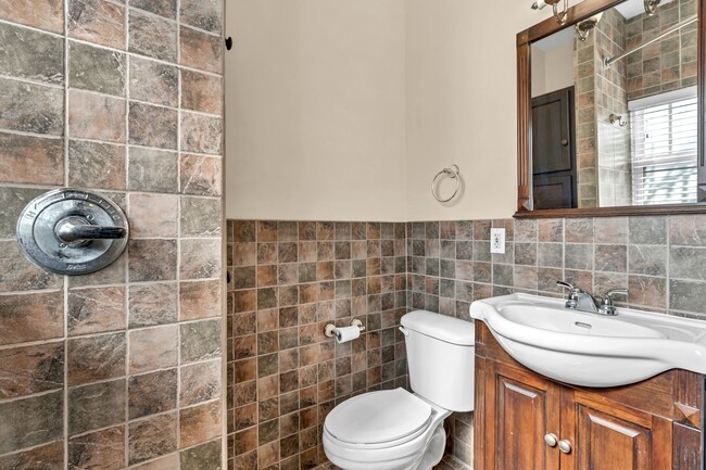 Building Photo - Charming and Spacious 2BR/1BA Unit in Hist...