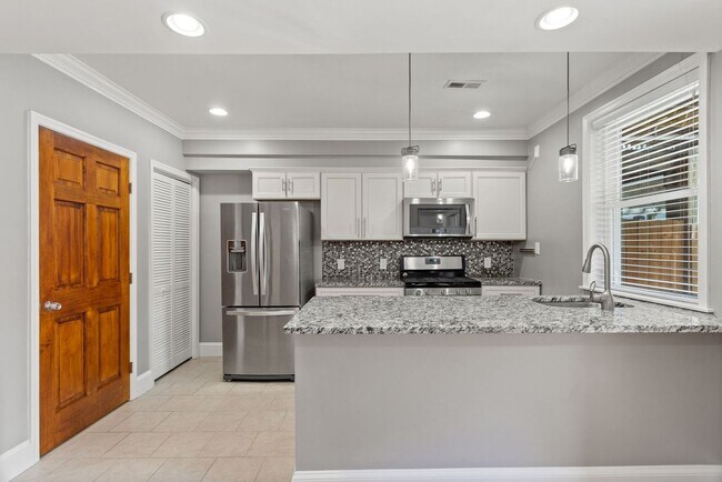 Building Photo - Available Now! 5 Minute Walk From Nats Par...