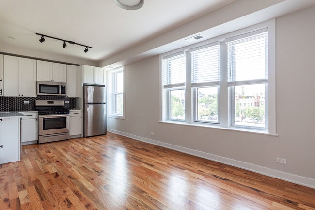 Building Photo - 645 W Wrightwood Ave