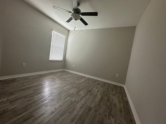 Building Photo - Beautiful 6 Bedroom Home