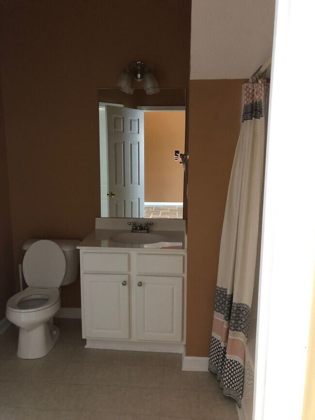 Building Photo - 3 bed/ 3 bath Townhouse