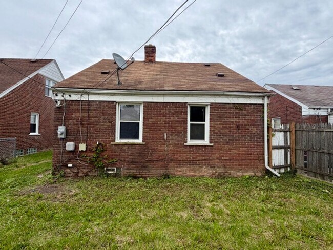 Building Photo - 2 Bedroom 1 Bath House For Lease