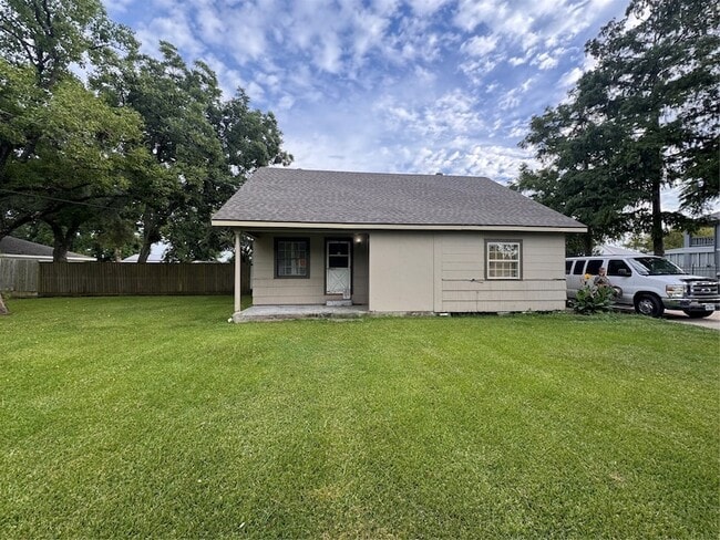 Primary Photo - 906 Llano St