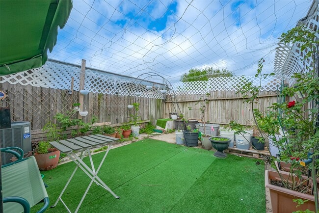 Building Photo - 12223 Sharpview Dr