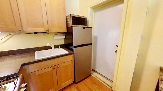 Building Photo - 4240 N Clarendon Ave