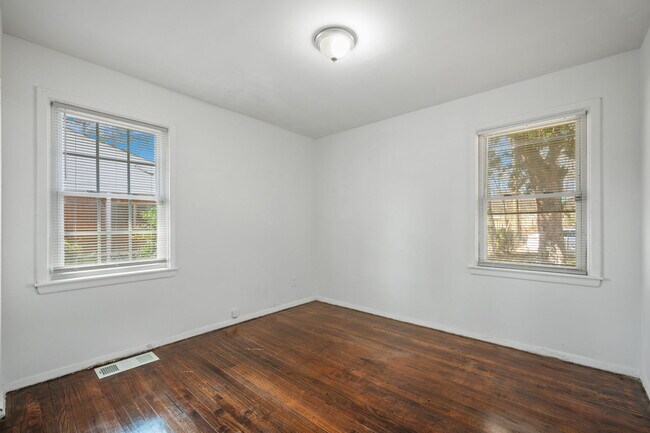 Building Photo - 660 Quaker St SW