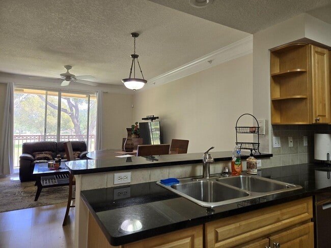 Building Photo - 2050 Alta Meadows Ln