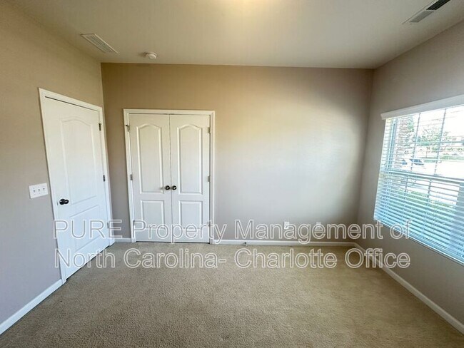 Building Photo - 3520 Larkhaven Ave SW