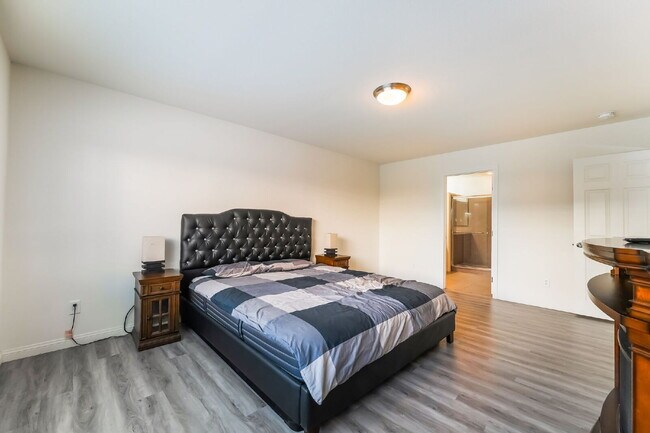 Building Photo - 4 bedroom home, 4 bathrooms,  with a fully self  contained casita with a 3 car garage