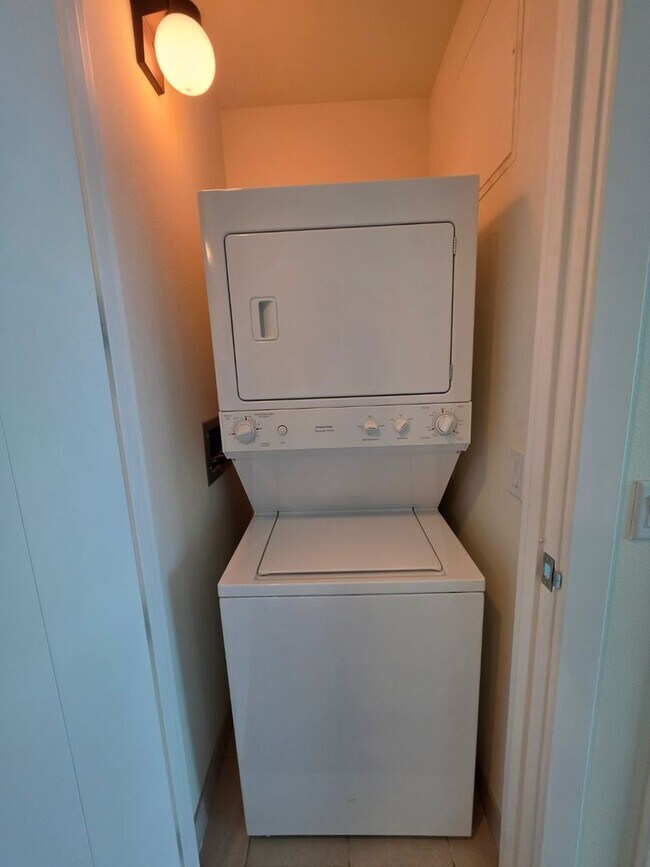 Building Photo - Fantastice High Rise with Full City Views!