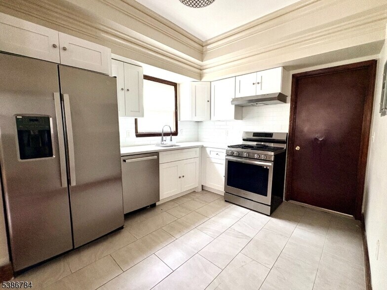 Primary Photo - 168 Pacific St