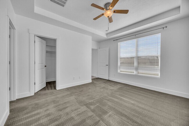 Building Photo - 3 Bedroom Townhome in Riverton!