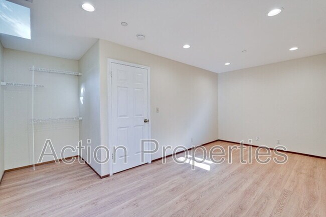 Building Photo - 947 La Mesa Terrace