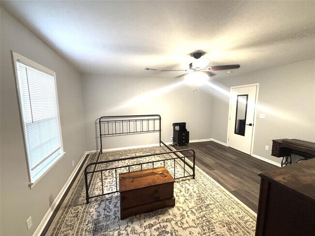 Building Photo - 521 S Oak Ave