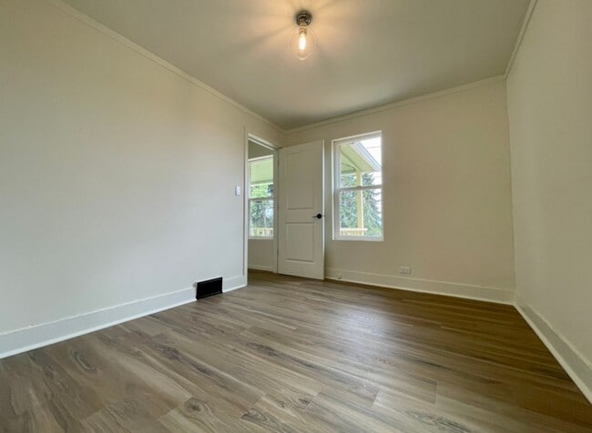 Building Photo - Spectacular View! Remodeled One bedroom with Partially finished basement in Linnton~ Front and ba...