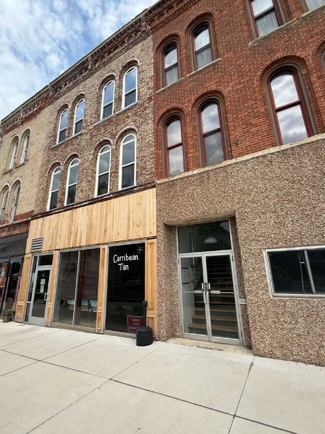 Building Photo - Beautifully Refinished Historic Downtown Apartment!