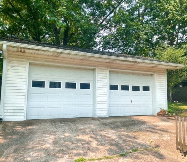 Building Photo - "Charming 2-Bedroom with 2 Full Baths in t...