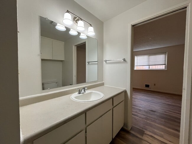 Building Photo - Spacious 3-Bedroom Home in Prime highly sought-after West Linn community