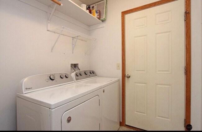 Building Photo - 6028 Glenbrook Ln