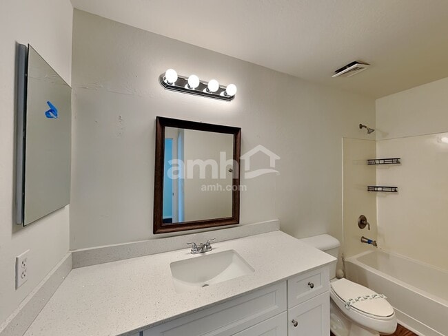 Building Photo - 466 E Penny Ln