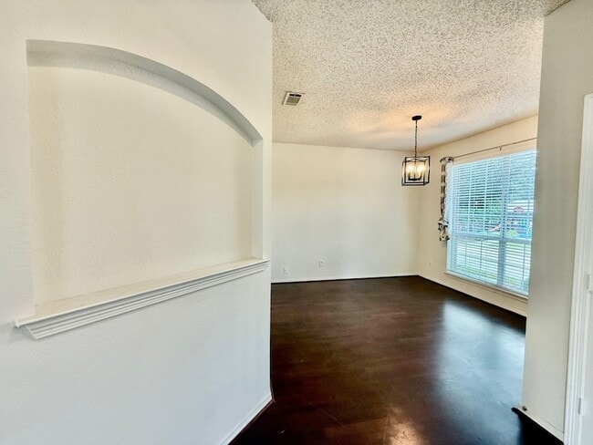 Building Photo - 3900 Braxton Ln