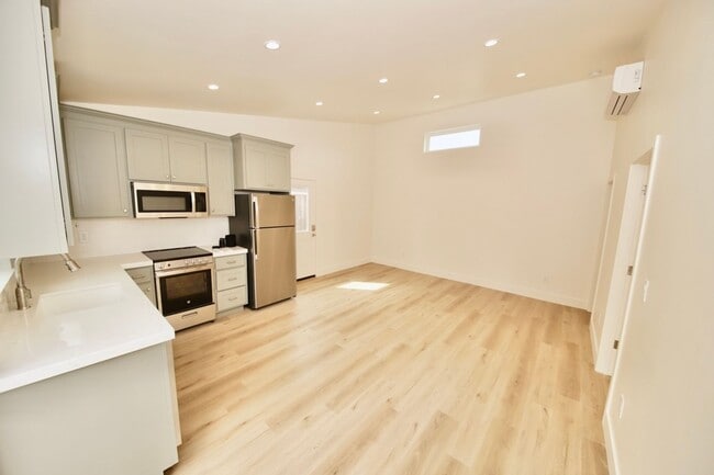 Building Photo - New Willow Glen Dream Back Cottage