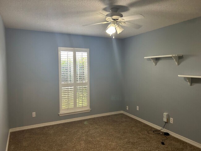 Building Photo - 4BR/3BA with privacy fenced backyard