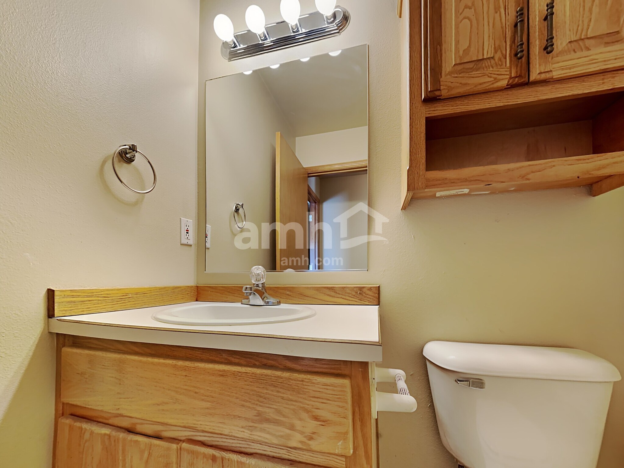 Building Photo - 641 NW Meadows Dr