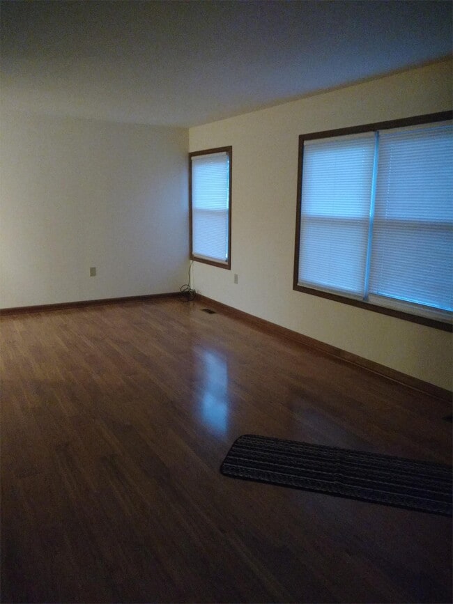 Building Photo - 557 Eagle Dr