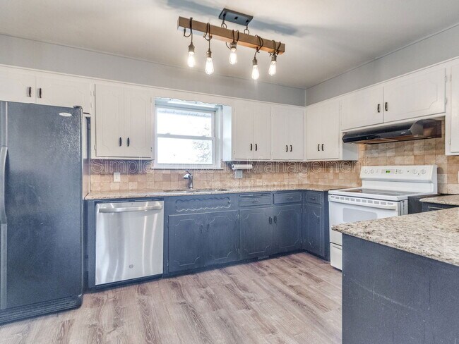 Building Photo - 2711 Ridgeview Dr