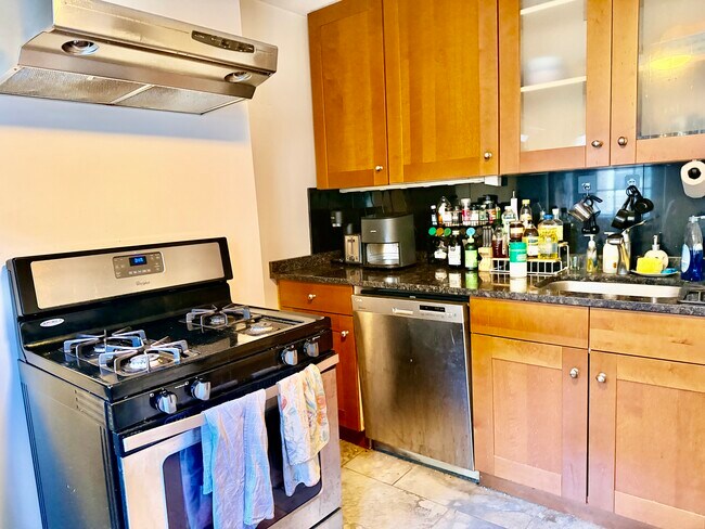 Building Photo - 49 St Germain St