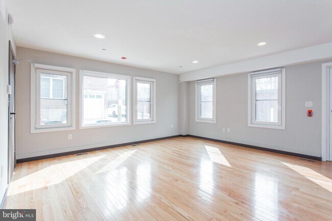 Building Photo - 2553 Montrose St