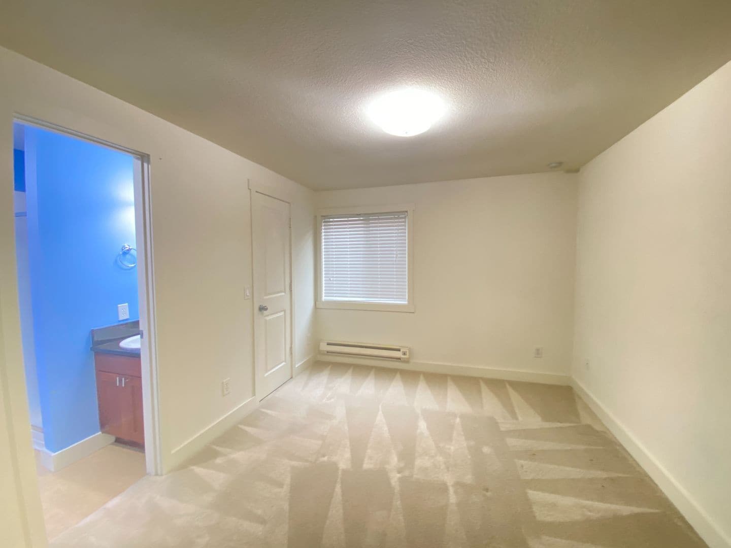 Building Photo - Fantastic location for this spacious 2 lev...