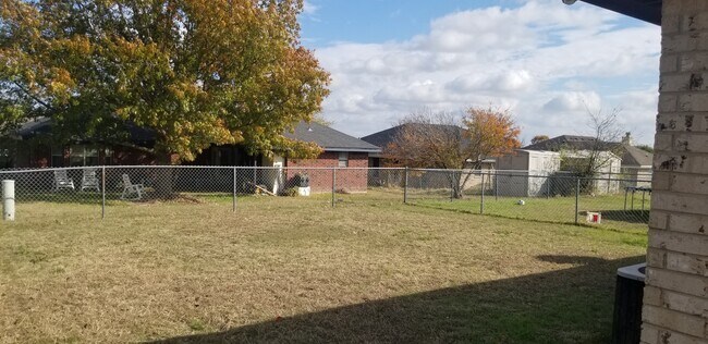 Building Photo - 2105 Agate Dr