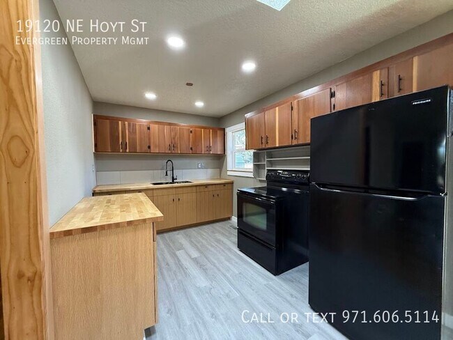 Building Photo - 19120 NE Hoyt St