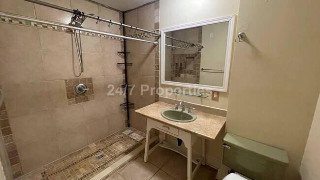 Building Photo - 2 Primary Suites + Huge Yard in Markham - ...