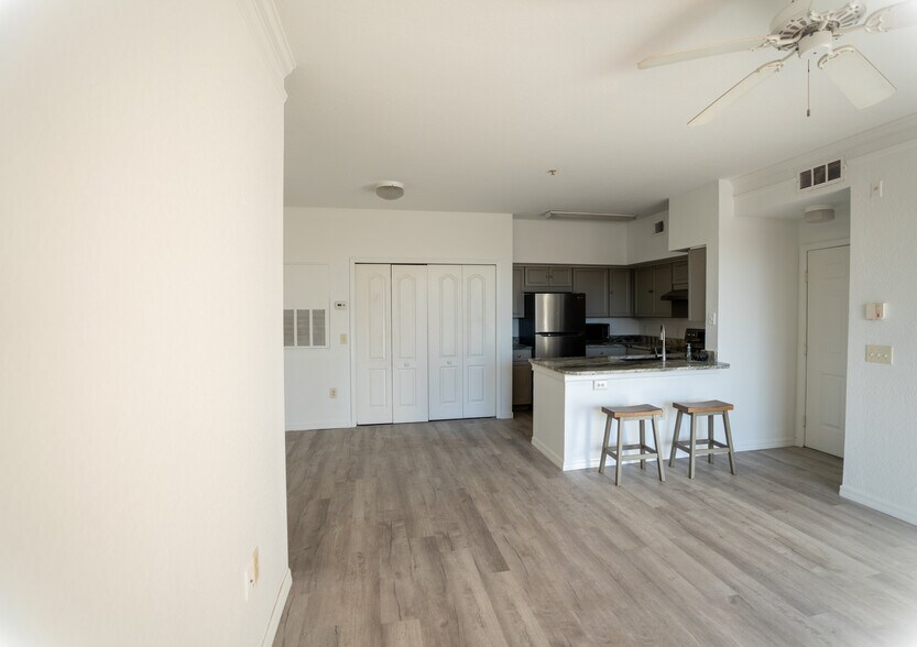 Building Photo - 4142 Central Sarasota Pky